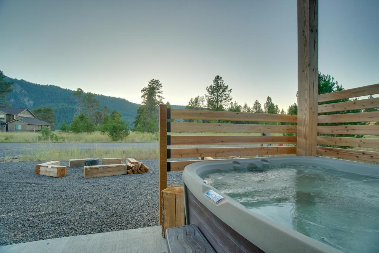 Modern Donnelly Cabin With Private Hot Tub Villa Exterior photo